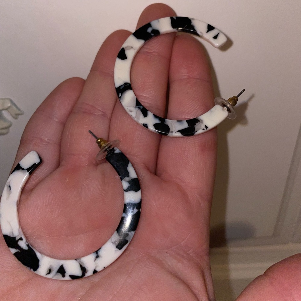Black and white marble hoops